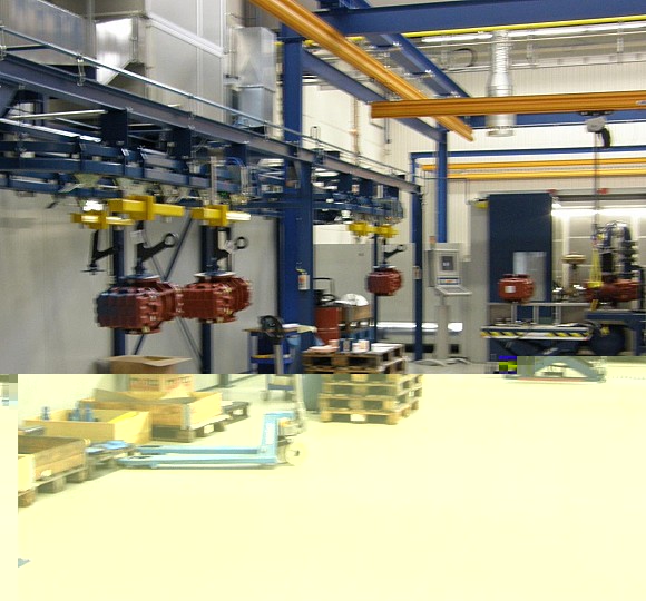 Aufgabestation mit Power-Free-F&ouml;rdertechnik &uuml;ber Kran