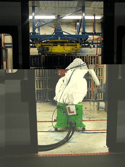 Lackierkabine mit Drehstation und Lackierroboter